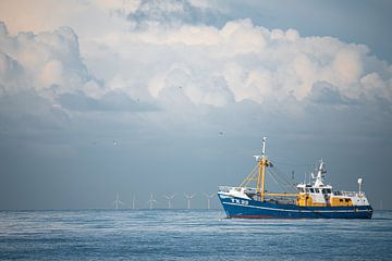 Vissersboot en windmolens op de Noordzee van Yanuschka Fotografie | Noordwijk