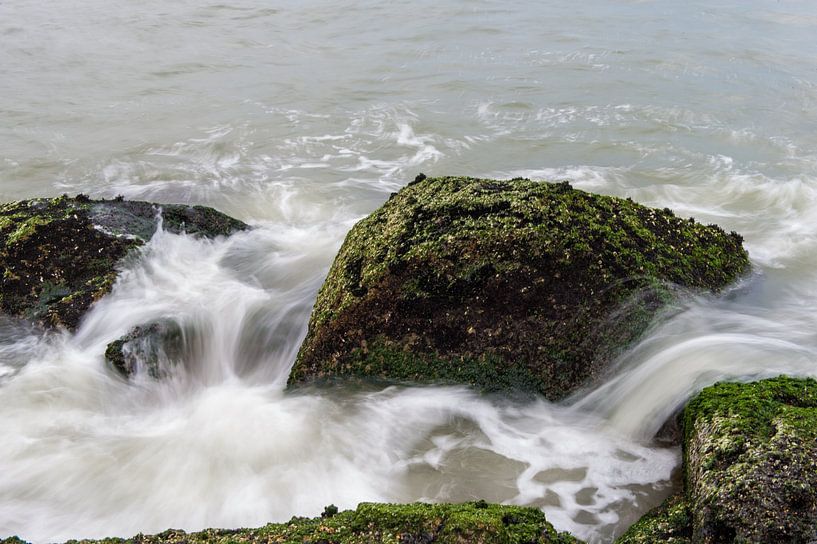 Wilde Golven over rotsen by Brian Morgan