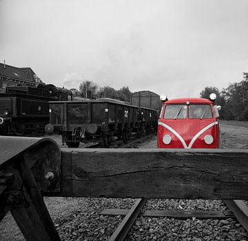 Omgebouwde Kever op het spoor in Simpelveld sur John Kreukniet