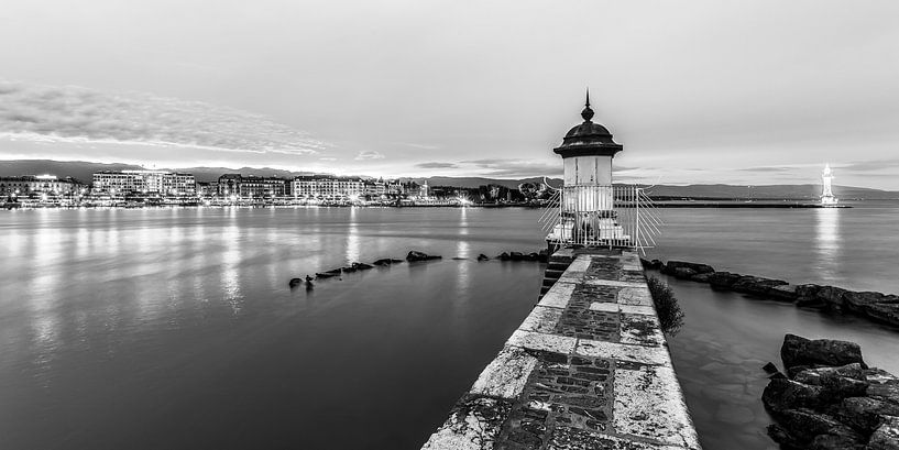 Mole am Genfer Hafen in Genf bei Nacht - monochrom von Werner Dieterich