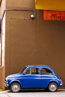 Blauwe Fiat 500 in straatbeeld