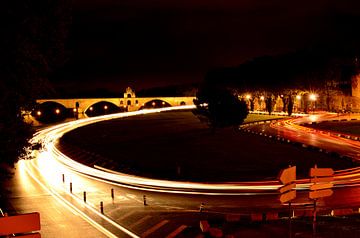 Licht en beweging bij de Pont d'Avignon, nachtfotografie van Carolina Reina