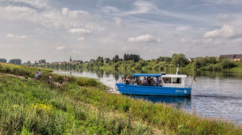 Veerpont bij Geulle aan de Maas van John Kreukniet