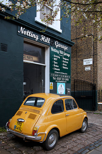 Fiat in einer Werkstatt in Nothing Hill London