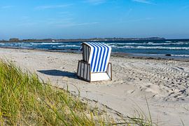 Strandkorb mit Dünen auf der Insel Rügen an der Ostsee von Animaflora PicsStock