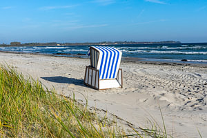 Strandkorb mit Dünen auf der Insel Rügen an der Ostsee