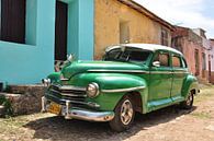 Altes grünes Auto / Oldtimer in Kuba von Elles Rijsdijk Miniaturansicht