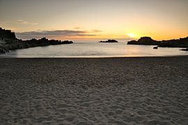 Avondstilte op het lavastrand, de betoverende schoonheid van de vulkanische kust