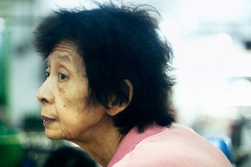 En profil van oude vrouw in Chinatown Medan