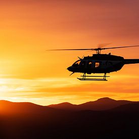 Bell 407GX de Guardian Air au coucher du soleil au-dessus de Sedona, AZ. sur Jimmy van Drunen