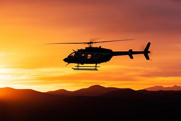 Guardian Air Bell 407GX tijdens zonsondergang over Sedona, AZ. van Jimmy van Drunen