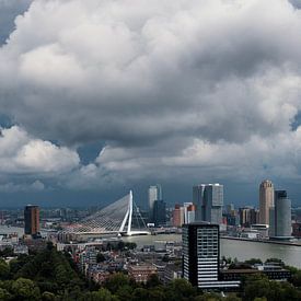 Wolken boven de stad | Rotterdam van Menno Verheij / #roffalove