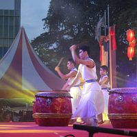 Jonge drummer op een cultureel festival 4SQ