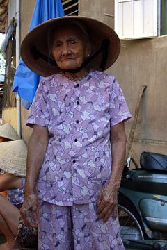 Elderly woman posing in Hoi An - Vietnam van Daniel Chambers