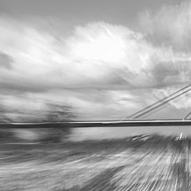 Le pont Prince Willem-Alexander en mouvement sur Bea Hoendervanger