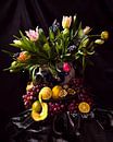 Stilleven  kunst met tulpen, fruit, citroenen, druiven,  in de stijl van de Hollands meesters van ina kleiman thumbnail