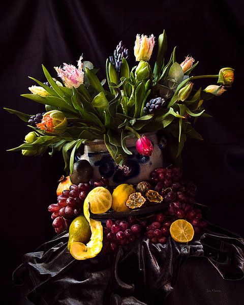 Stilleven  kunst met tulpen, fruit, citroenen, druiven,  in de stijl van de Hollands meesters van ina kleiman
