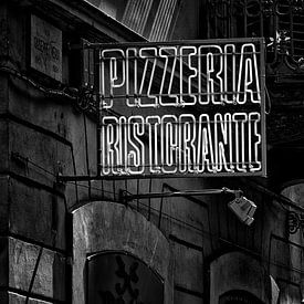 Straatfotografie inTurijn, Italië - Uithangbord Pizzeria Ristorante in zwart-wit van WWC Fine Art Photography