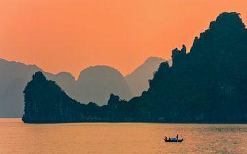Zonsopkomst  Ha Longbaai, Vietnam van Henk Meijer Photography