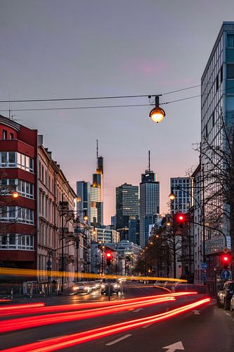 Verkeer in Frankfurt am Main, Geweldige straatfoto in een lange belichting die naar de skyline leidt