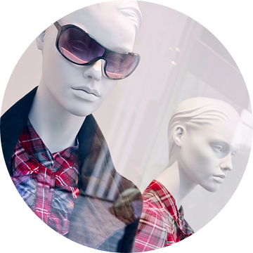 Vrouwelijke mode dummies in een witte winkel window.jpg van Tony Vingerhoets