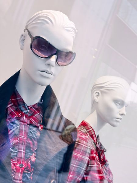 mannequins de mode féminine dans un magasin blanc window.jpg par Tony Vingerhoets