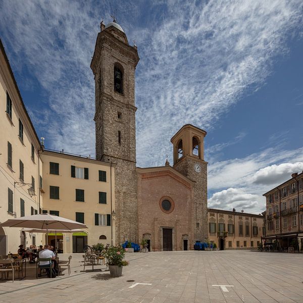 Kirche in Bobbio, Piemont, Italien von Joost Adriaanse