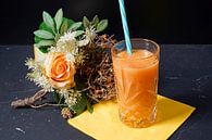 Sinaasappel papaya banaan smoothie in een glas. van Babetts Bildergalerie thumbnail
