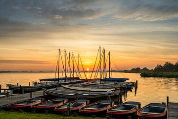 Lac Leekster avec des bateaux à l'embarcadère au lever du soleil