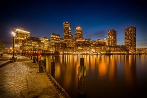 BOSTON Fan Pier Park & Skyline Boston am Abend