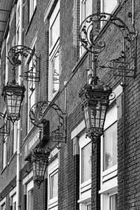 Lanternes de façade dans la rue Phoenix à Delft , Pays-Bas sur Christa Thieme-Krus