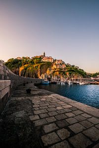 Vrbnik auf Krk ein Bergdorf in Kroatzien mit Hafen im Sonnenaufgang