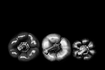 Stillleben drei Paprika auf schwarz in schwarz-weiss nebeneinander von Dieter Walther