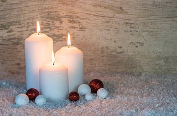 Advents- und Weihnachtsdekoration mit drei Kerzenflammen von Alex Winter