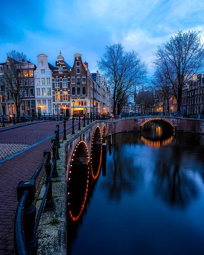 Les canaux d'Amsterdam à l'heure bleue