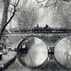 Straatfotografie in Utrecht. De Weesbrug over de Oudegracht in Utrecht in zwart-wit (2) van De Utrechtse Grachten