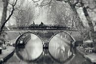 Straatfotografie in Utrecht. De Weesbrug over de Oudegracht in Utrecht in zwart-wit (2) van De Utrechtse Grachten thumbnail