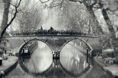Straßenfotografie in Utrecht. Die Weesbrug über die Oudegracht in Utrecht in schwarz-weiß (2)