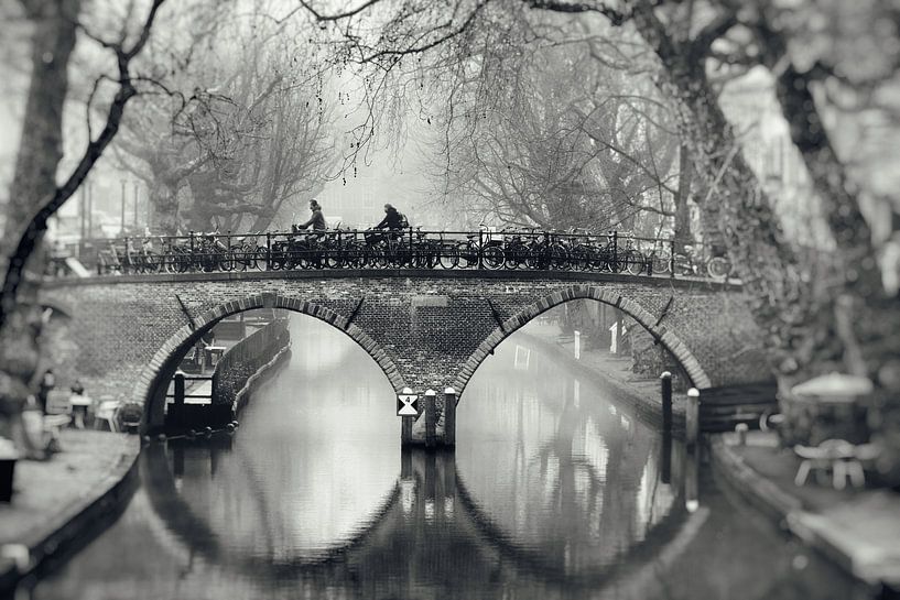 Straßenfotografie in Utrecht. Die Weesbrug über die Oudegracht in Utrecht in schwarz-weiß (2) von De Utrechtse Grachten