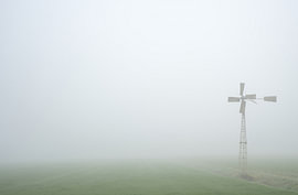 Morgennebel über den Wiesen. von Vague & Form