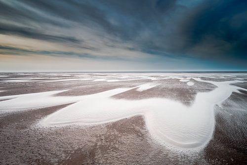 Patterns on the beach