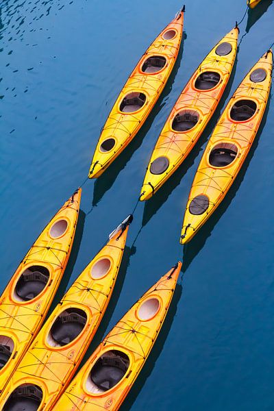 Les kayaks dans la baie d'Ha Long par Photographie de voyage d'Erwin