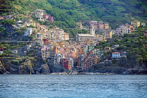 Riomaggiore, ein altes Dorf mit bunten Häusern aus den Cinque Terre in den Bergen an der Mittelmeerk