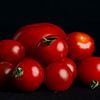 Tomaten op zwarte achtergrond van Ton de Koning