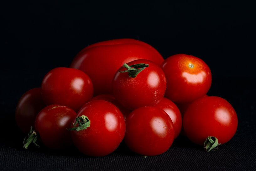 Tomaten auf schwarzem Hintergrund von Ton de Koning