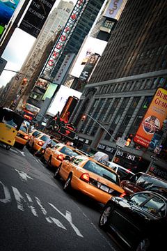 Gele taxi's op straat in New York van Malu de Jong