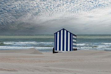 Blauw/wit gestreepte strandcabine aan de Belgische kust. van Ellen Driesse