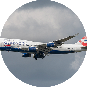 Boeing 747-400 van British Airways in One World Livery klaar voor de landing op Londen Heathrow. van Jaap van den Berg