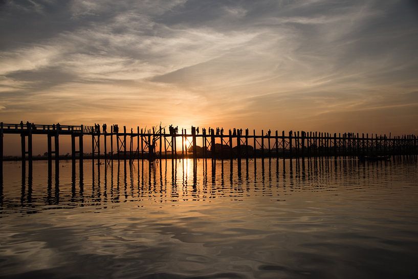 Sonnenuntergang magn an der U-Bein-Brücke in Myanmar von Francisca Snel