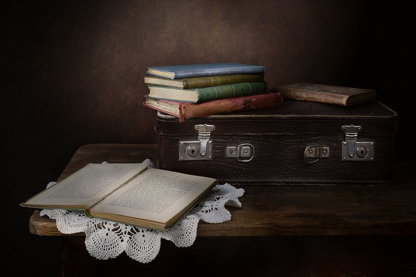 Nature morte moderne composée d'une valise et de vieux livres par Silvia Thiel
